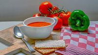 Tomaten Paprika soep op een houten snijplank van R Smallenbroek thumbnail