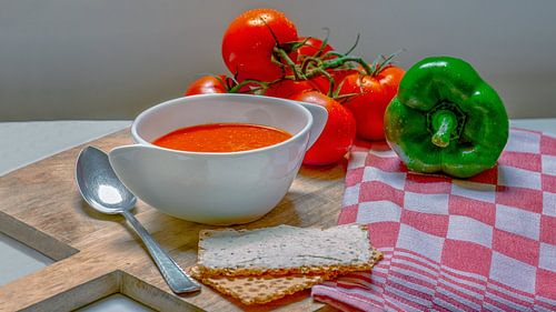 Tomaten Paprika soep op een houten snijplank
