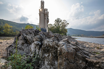 Märchenhafter Mäuseturm bei Bingen am Rhein im Gegenlicht