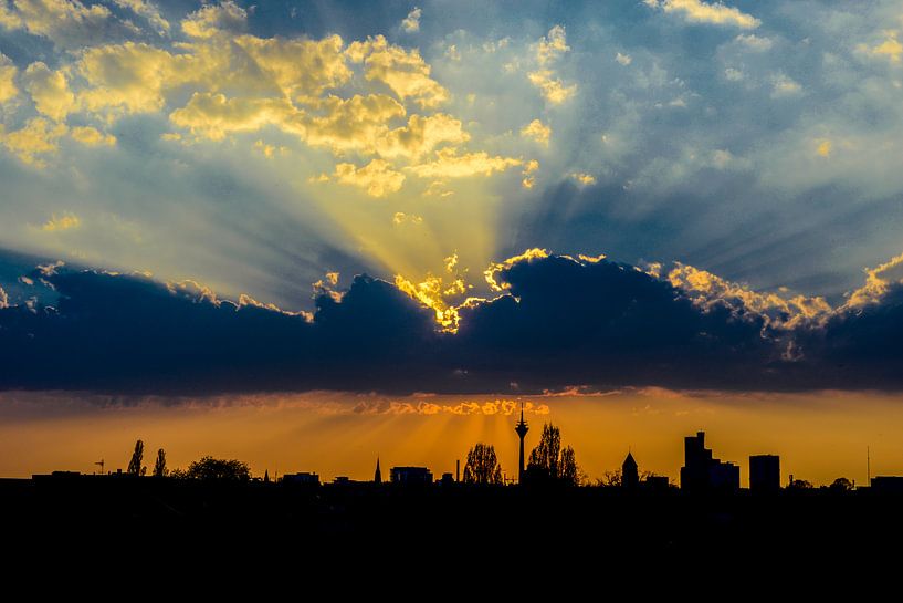 Düsseldorfse skyline zonsondergang van Sebastian Freitag