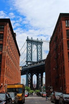 Schöne Farben von Brooklyn, Manhattan Bridge und Empire State Building, New York von Phillipson Photography