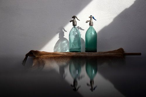 Nature morte de flacons pulvérisateurs antiques en verre