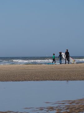 Trois jeunes surfeurs sur Stephan Smit