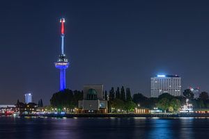 Der Euromast in Rotterdam in Rot, Weiß, Blau