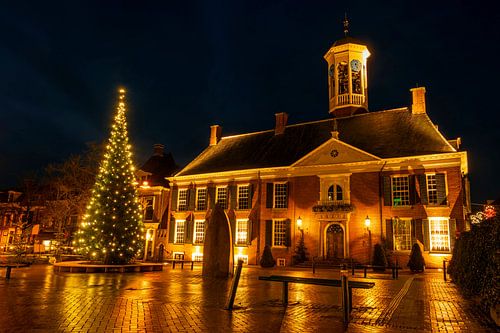 Middeleeuws stadhuis van Dokkum bij nacht  met kerstmis in Nederland