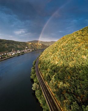 Regenboog boven de Moezel in Duitsland van Visuals by Justin