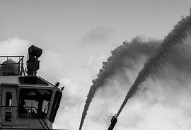Tug in action in the port of Rotterdam. by scheepskijkerhavenfotografie