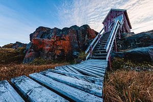 Maison en bois caractéristique avec des escaliers sur la côte rocheuse du Groenland sur Martijn Smeets