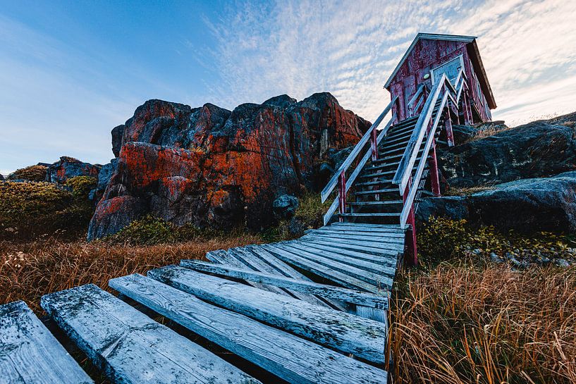 Charakteristisches Holzhaus mit Treppe an der grönländischen Felsenküste von Martijn Smeets