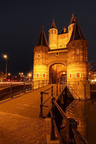 La porte d'Amsterdam à Haarlem est illuminée le soir.