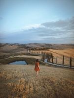 Meisje in toscaans landschap