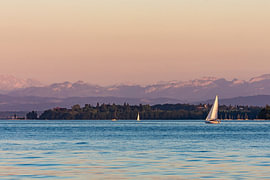 Segelboot im Abendlicht vor Überlingen am Bodensee von Werner Dieterich