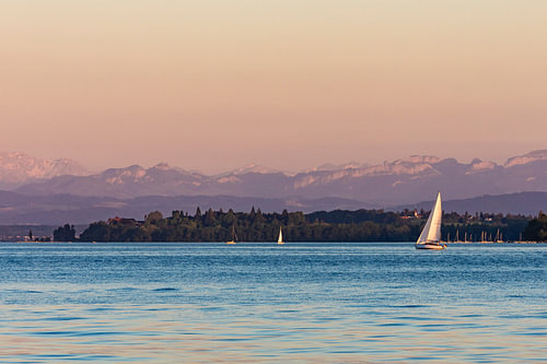 Segelboot im Abendlicht vor Überlingen am Bodensee von Werner Dieterich