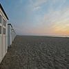 Strandhuisjes bij zonsondergang op Texel van Wim van der Geest