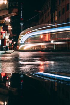 Lichtspuren aus einer Straßenbahn in Berlin