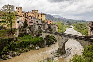 Castelnuovo di Garfagnana en Toscane, en Italie, par mauvais temps et nuages sombres