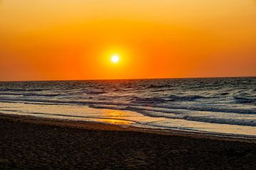 Avondwandeling op het strand in het mooie Normandië inclusief zonsondergang bij Cabourg - Frankrijk van Oliver Hlavaty