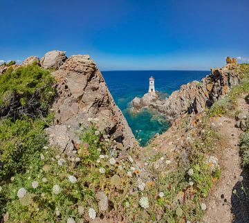 De oude vuurtoren aan de rotskust van Capo Ferro, Liscia di Vacca, Sardinia, Italië van Rene van der Meer