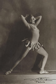 Iconische vintage foto van Joséphine Baker in haar legendarische bananenrok van Atelier Liesjes