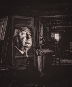 Hütte mit beleuchtetem Bild von Alfred Hitchcock