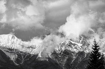 Een schoonheid van besneeuwde bergen en wolken van Jacqueline Heijt