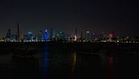 Bunte Skyline bei Nacht