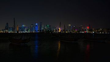 Kleurrijke skyline in de nacht van Doha, Qatar van Bianca Fortuin