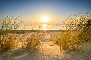 Sonnenuntergang am Nordseestrand an einem ruhigen Tag in Südholland