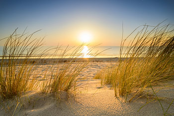 Sonnenuntergang am Nordseestrand an einem ruhigen Tag in Südholland