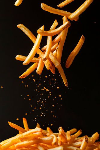 Gefrituurde frieten in de lucht - knapperig en heerlijk