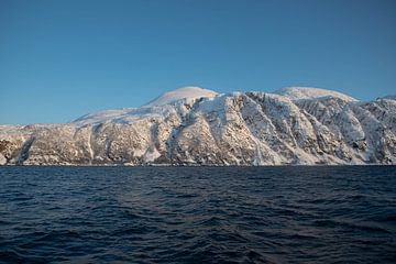 Verschneiter Berggipfel in den Fjorden von Norwegen von Merijn Loch
