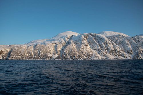 Verschneiter Berggipfel in den Fjorden von Norwegen