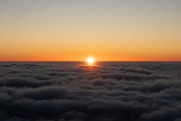 Zonsopkomst boven de wolken op Madeira eiland in Portugal van LoesMariaLouisa