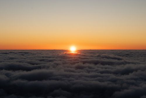 Lever de soleil au-dessus des nuages sur l'île de Madère au Portugal