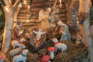 De magnifiques sculptures de Noël antiques dans une crèche unique à l'atmosphère chaleureuse.