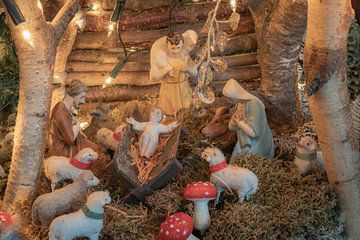 De magnifiques sculptures de Noël antiques dans une crèche unique à l'atmosphère chaleureuse. sur Ad Huijben