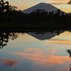 Sonnenaufgang auf Bali mit dem Vulkan Gunung Agung (Teil 2 Triptychon) von Ellis Peeters