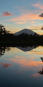 Lever de soleil sur Bali avec le volcan Gunung Agung (partie 2 triptyque) sur Ellis Peeters