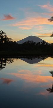 Zonsopkomst op Bali met vulkaan Gunung Agung (deel 2 drieluik) van Ellis Peeters
