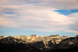 Uitzicht op de Uri Alpen, in de Zwitserse Alpen van José IJedema