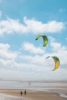 Kitesurfers op het strand bij Terschelling