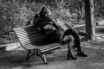 Calm love on a bench in Paris