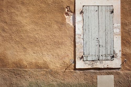 De rustieke muur met luik
