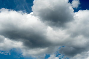 Kijkend naar de lucht en de wolken