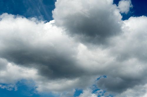Kijkend naar de lucht en de wolken