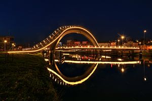 Milchstraßenbrücke in Purmerend mit Spiegelung im Nord-Holland-Kanal