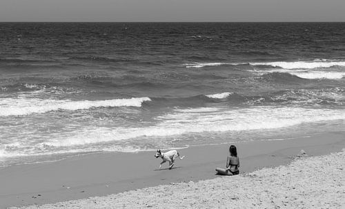 Vrouw relaxed op het strand in Tel Aviv in zwart wit