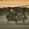 Chinook-Transporthubschrauber hebt bei Sonnenuntergang ab von Jenco van Zalk