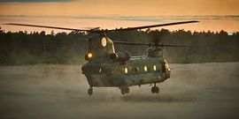 Chinook transporthelikopter stijgt op bij zonsondergang van Jenco van Zalk
