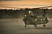 Chinook transporthelikopter stijgt op bij zonsondergang van Jenco van Zalk